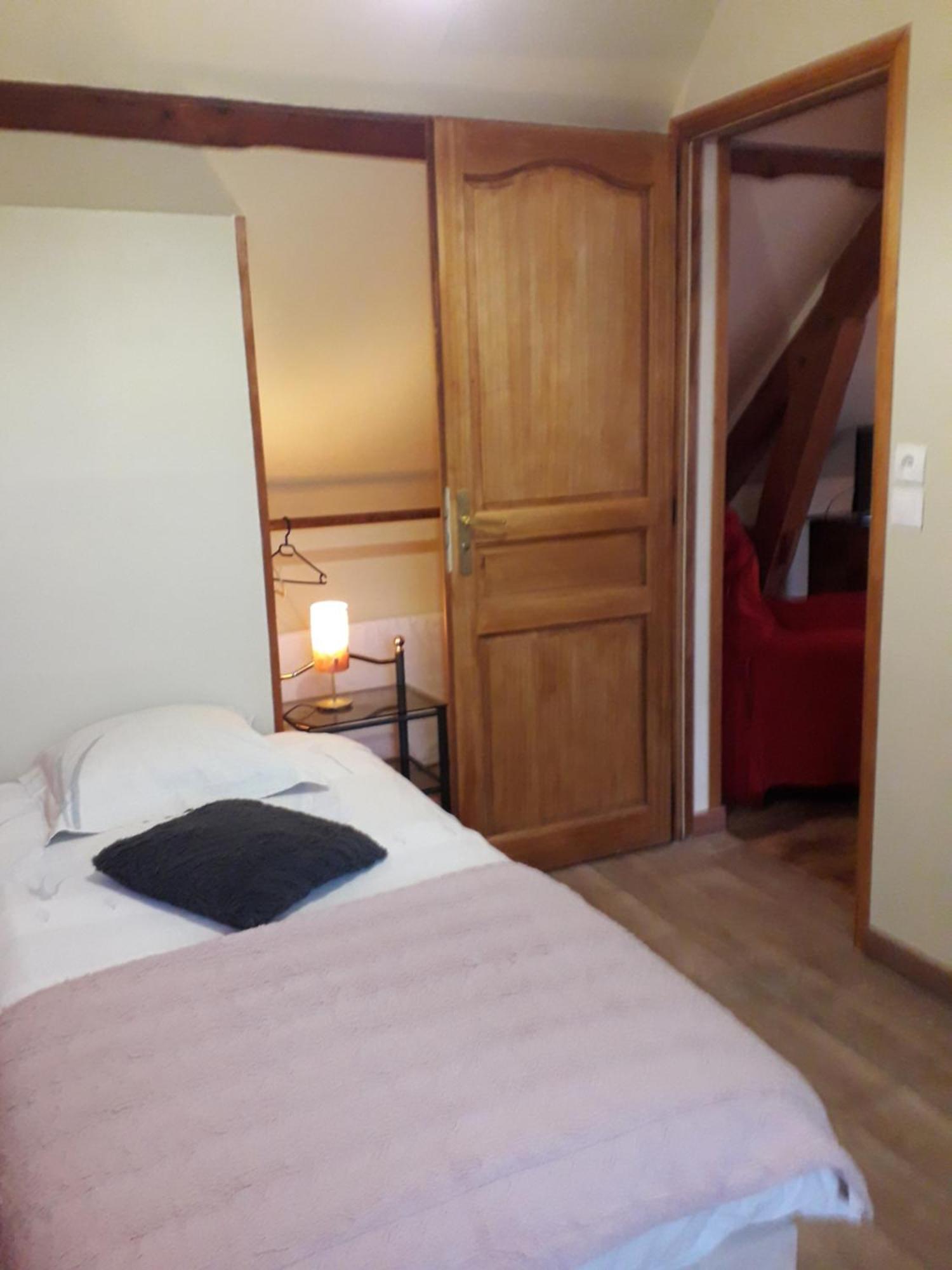 Les Trois Pommiers Bed & Breakfast Sommery Exterior photo